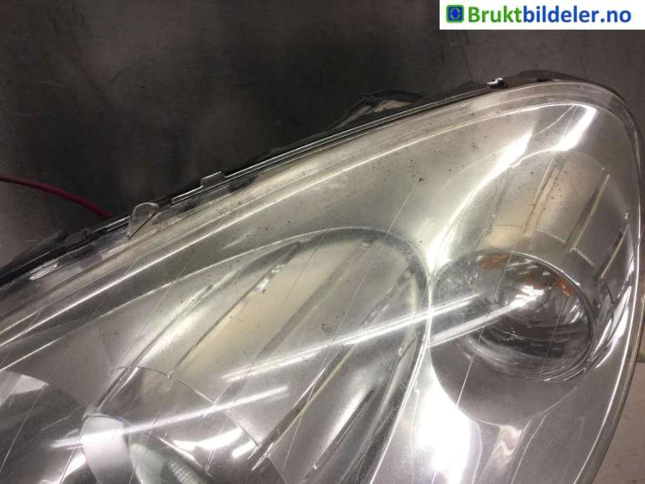 Frontlykt venstre halogen til Mercedes B-Klasse 2005-2008 (Fase 1) (W245) (W245) (A 169 820 17 61|0 301 220 201|)