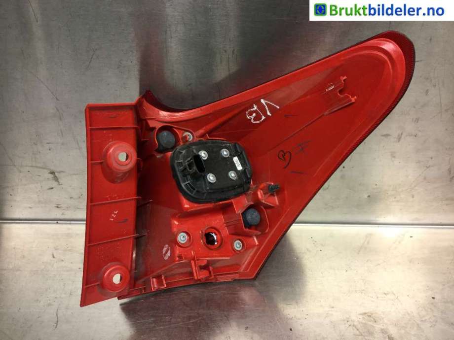 Baklykt venstre til Toyota Auris 2015-2019 (Type II, Fase 2)  (TOYOTA|8156102740||81556-02730)