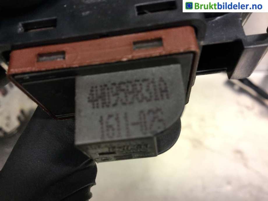 Bryter baklukeåpner til Audi A6 2011-2014 (Type IV, Fase 1) (C7) (C7) (AUDI|4H0 959 831 A|)