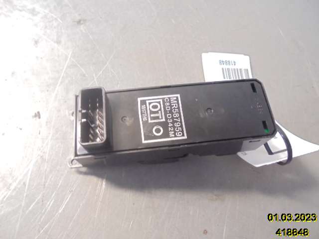 Bryter ruteheis til Mitsubishi Colt 2004-2008 (Type VII, Fase 1)  (MITSUBISHI|MR587959|)