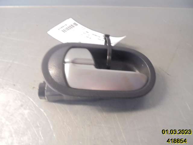 Dørhåndtak inv venst foran til Mitsubishi Colt, 2004-2008 (Type VII, Fase 1)  (MITSUBISHI|)
