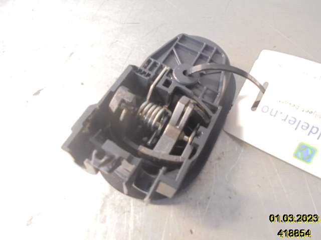Dørhåndtak inv venst foran til Mitsubishi Colt 2004-2008 (Type VII, Fase 1) (MITSUBISHI|)