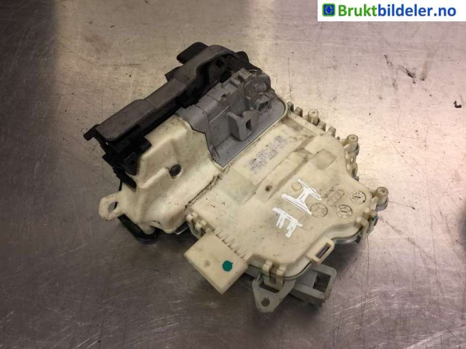 Låsekasse høyre foran til Audi A4, 2007-2014 (Type IV) (B8) (B8) (AUDI|8J1 837 016 C)