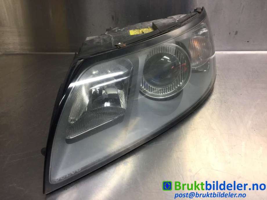 Frontlykt venstre halogen til Volvo V50 2004-2007 (Fase 1)  (VOLVO|30698885|0 301 198 203|)