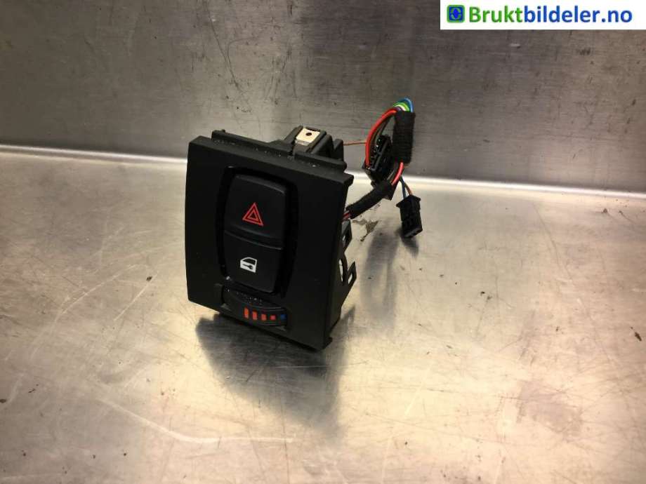 Bryter nødblink til BMW 1-Serie 2011-2015 (Fase 1) (F20/F21) (F20/F21) (BMW||9 231 786 03)