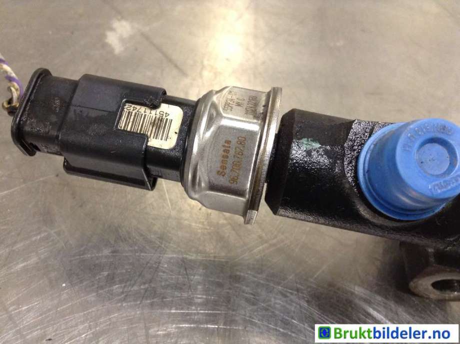 Dyseskinne (fuelrail) til Peugeot Partner 2008-2015 (Type II, Fase 1)  (PEUGEOT|9685297580-02|28497Z 01|9670076780)