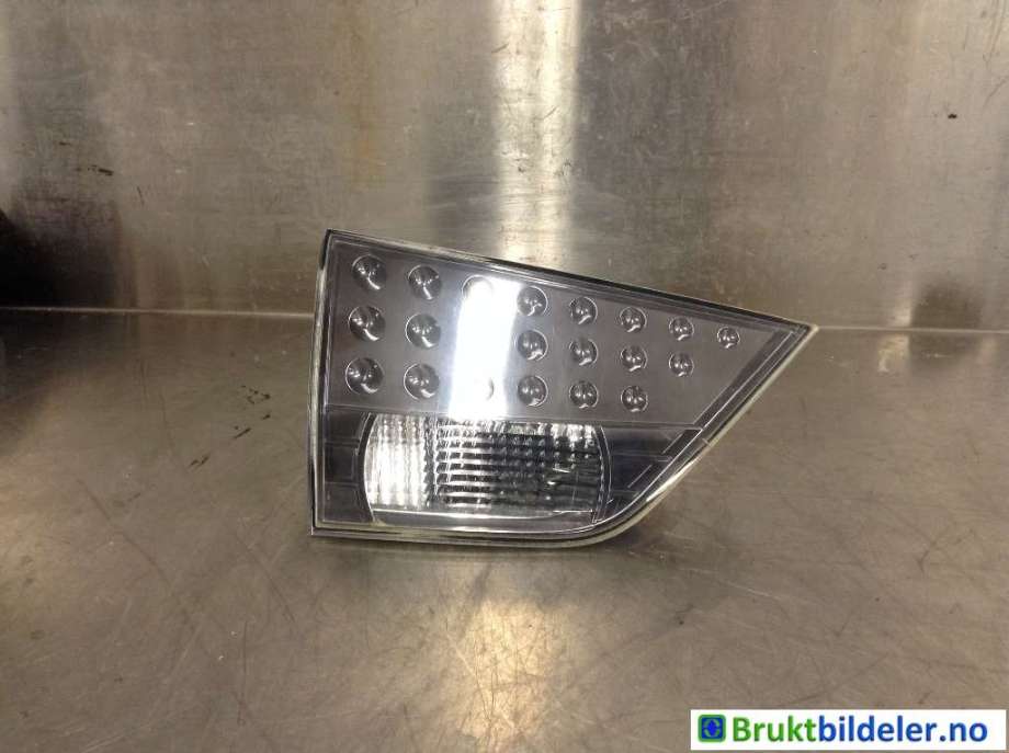Baklykt venstre indre til Mitsubishi Outlander, 2007-2010 (Type II, Fase 1)  (MITSUBISHI|8331A005)