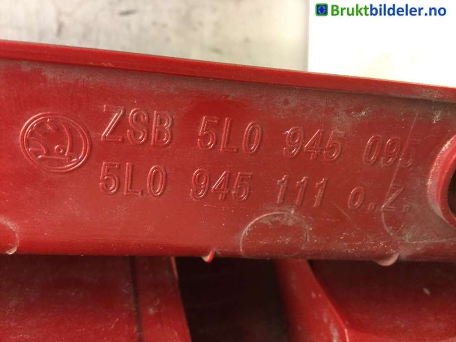 Baklykt venstre til Škoda Yeti 2009-2013 (Fase 1)  (SKODA|5LO 945 111|ZSB 5LO 945 095|)
