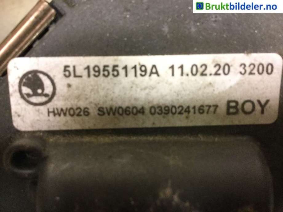 Viskermotor frontrute til Škoda Yeti 2009-2013 (Fase 1)  (SKODA|5L1 955 119 A|0 390 241 677|)