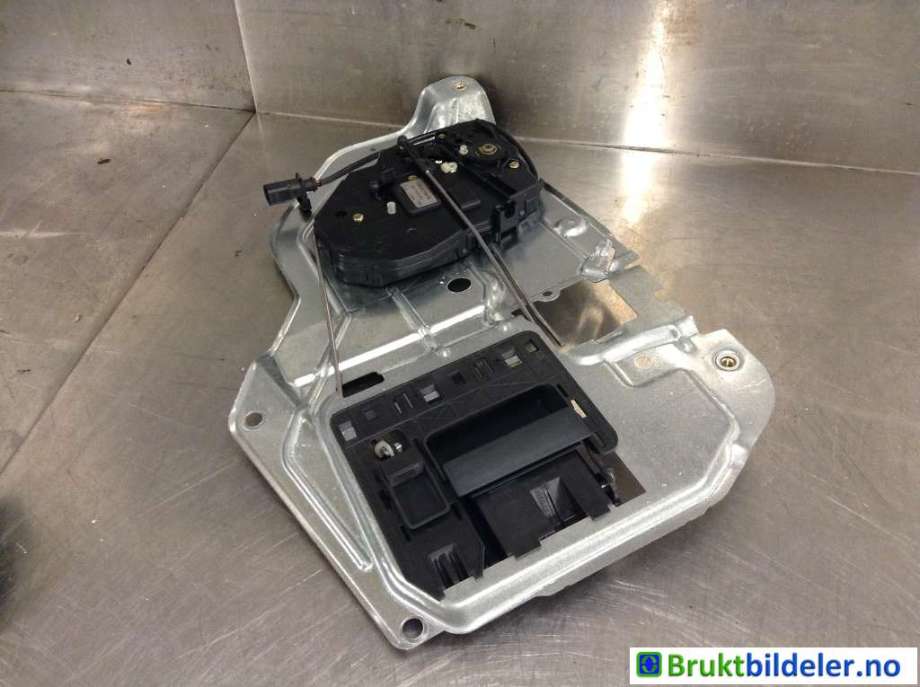 Diverse deler til VW Transporter / Caravelle, 2003-2009 (Fase 1) (T5) (T5) (VOLKSWAGEN|7H0 827 201 M)
