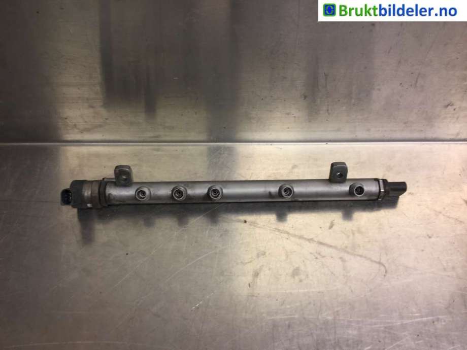 Dyseskinne (fuelrail) til Mercedes B-Klasse, 2005-2008 (Fase 1) (W245) (W245) (MERCEDES|A 640 070 23 95/001)