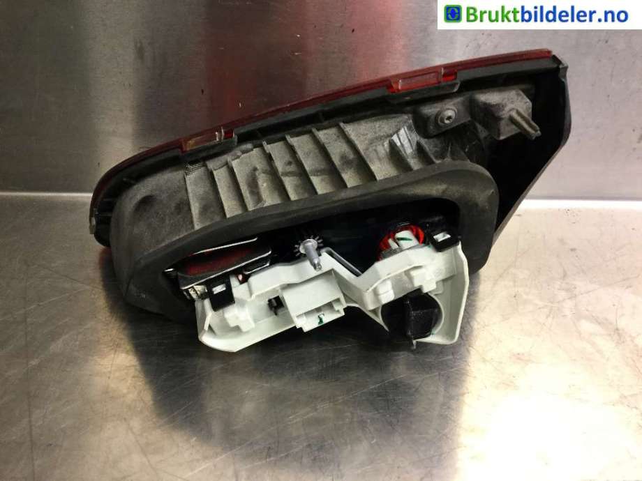 Baklykt venstre indre til VW Golf VII 2012-2017 (Fase 1) (VOLKSWAGEN|5G0 945 093 T|90029155|)