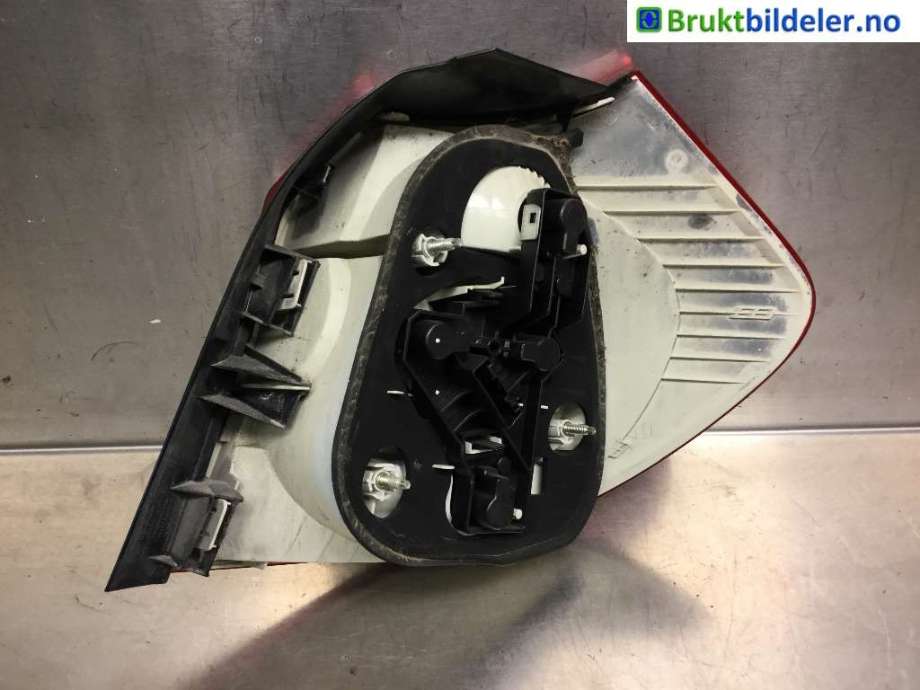 Baklykt venstre til BMW 1-Serie 2004-2011 (E81/E82/E87/E88) (E81/E82/E87/E88) (BMW|6 924 501-12|)
