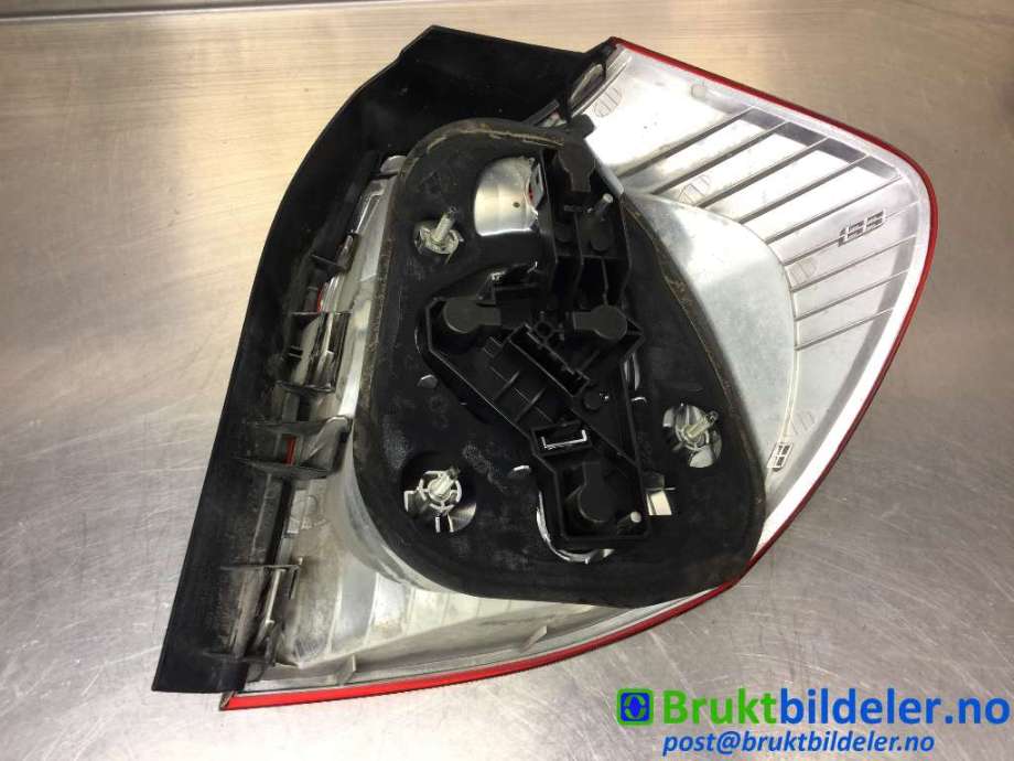 Baklykt venstre til BMW 1-Serie 2004-2011 (E81/E82/E87/E88) (E81/E82/E87/E88) (BMW|7 181 297-07|301 639 0005|)
