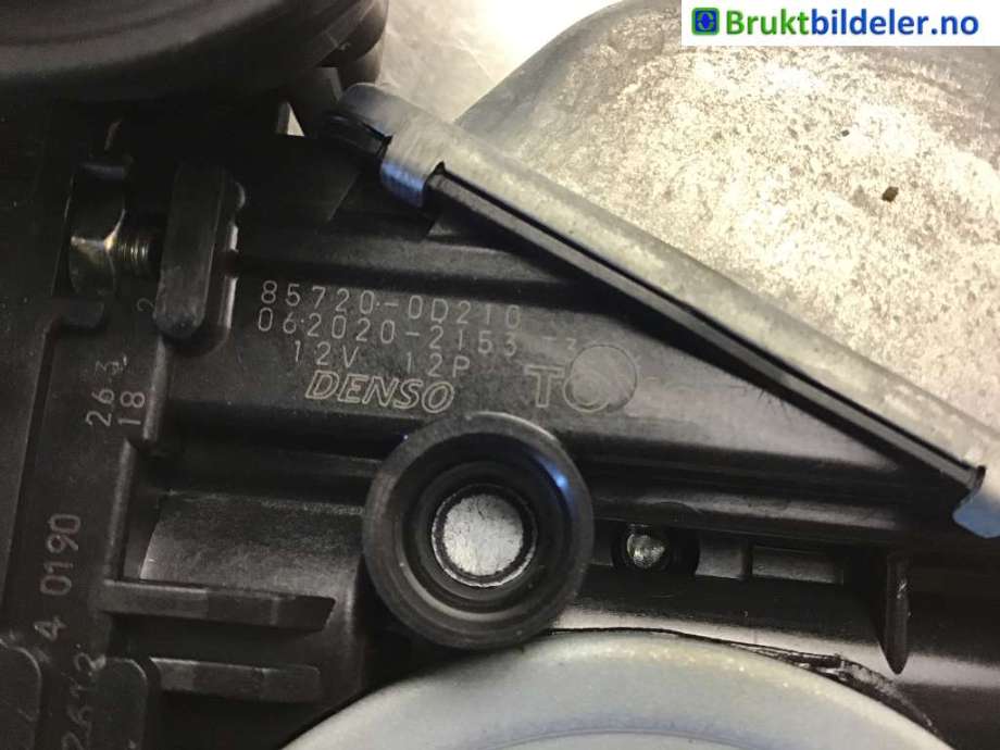 Ruteheis venstre foran til Toyota Yaris 2012-2014 (Type III, Fase 1)  (TOYOTA|85720-0D210|062020-2153|)