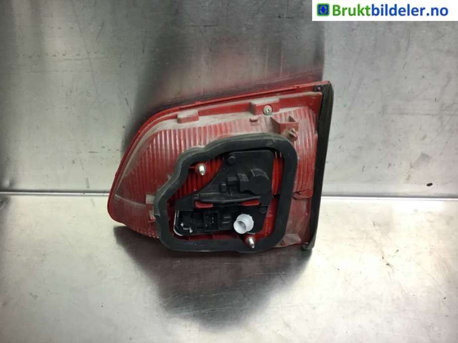 Baklykt venstre indre til VW Touran 2010-2015 (Type I, Fase 3)  (VOLKSWAGEN|1T0 945 093|)