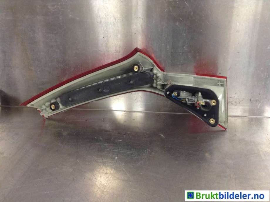 Baklykt venstre indre til Volvo V70 2007-2013 (Type III, Fase 1)  (VOLVO|31395068|)