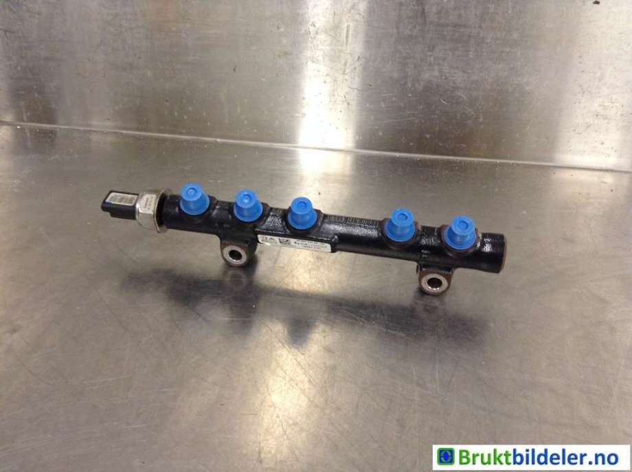 Dyseskinne (fuelrail) til Volvo V40, 2012-2019  (VOLVO|96 852 975 80)