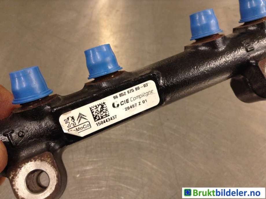 Dyseskinne (fuelrail) til Volvo V40 2012-2019  (VOLVO|96 852 975 80|)