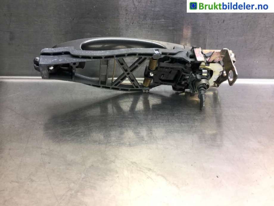 Dørhåndtak utv venstre foran til VW Transporter / Caravelle 2009-2015 (Fase 2) (T5) (T5) (VOLKSWAGEN||7H0 837 885 C)