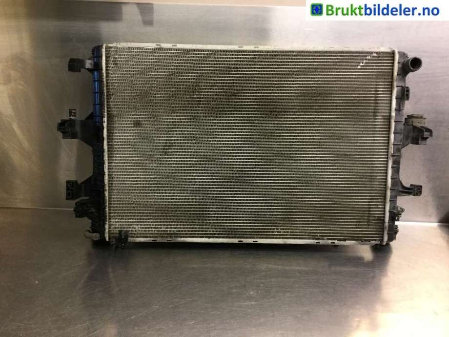Radiator (manuell gir) til VW Transporter / Caravelle 2009-2015 (Fase 2) (T5) (T5) (VOLKSWAGEN|7E0 121 253 A|)