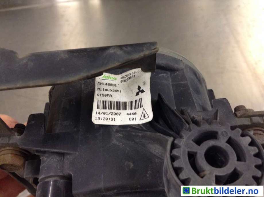 Tåkelykt venstre foran til Mitsubishi Outlander 2007-2010 (Type II, Fase 1)  (MITSUBISHI|MN142091|89203951|)
