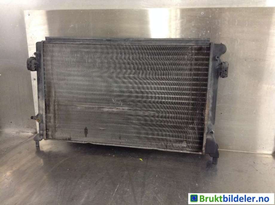 Radiator (manuell gir) til VW Caddy 2004-2010 (Type III, Fase 1) (VOLKSWAGEN|1K0 121 251 P||1K0 121 251 DF)