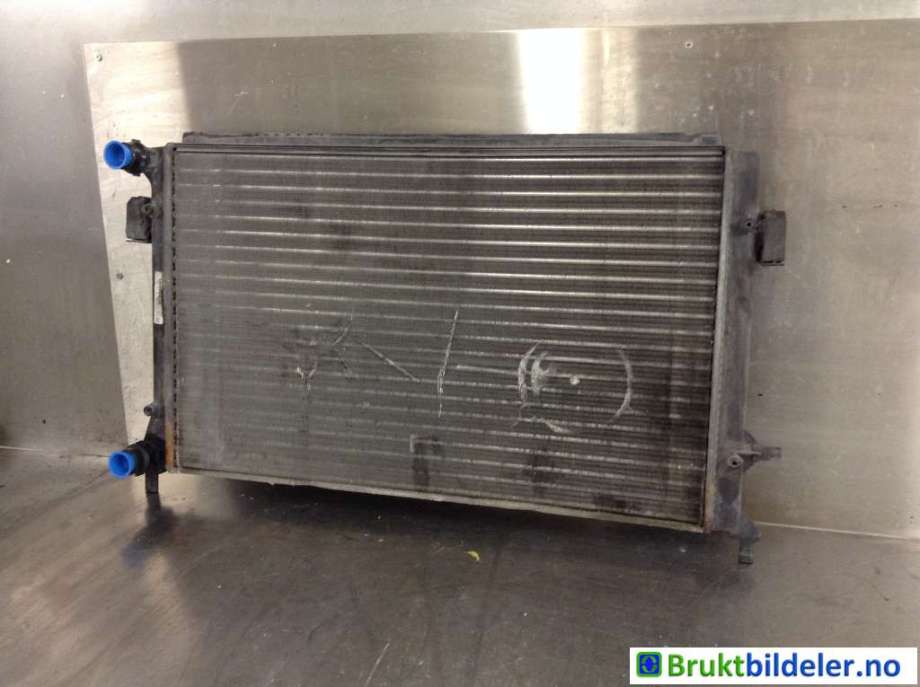 Radiator (manuell gir) til VW Caddy 2004-2010 (Type III, Fase 1) (VOLKSWAGEN|1K0 121 251 P||1K0 121 251 DF)