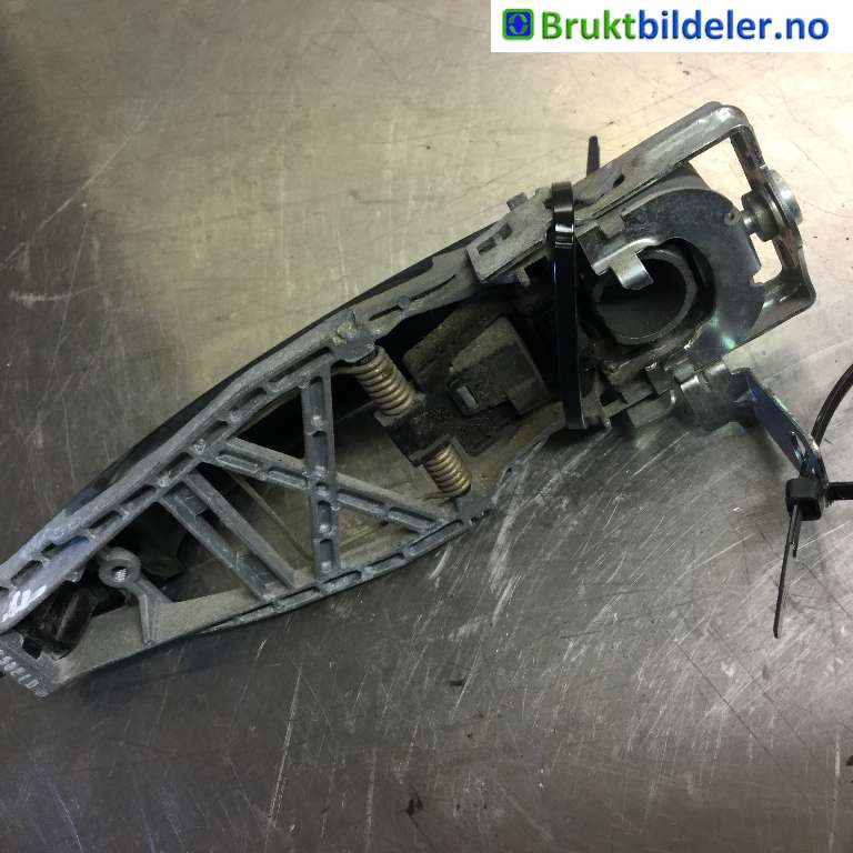 Dørhåndtak utv høyre foran til VW Transporter / Caravelle 2009-2015 (Fase 2) (T5) (T5) (VOLKSWAGEN||7H0 837 886 C)