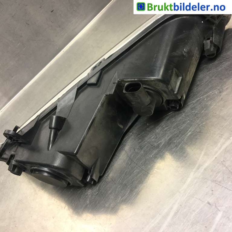 Tåkelykt høyre foran til VW Passat 2011-2015 (B7) (B7) (VOLKSWAGEN|3AA 941 662 E|)