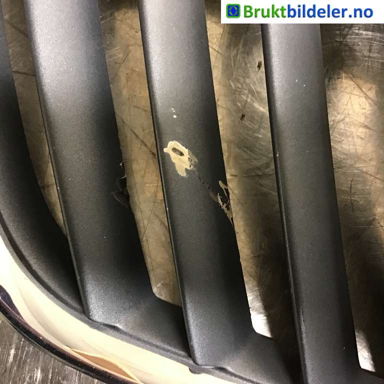 Grill venstre til Mitsubishi L200 2006-2015 (Type IV) (MITSUBISHI|7450A187|)