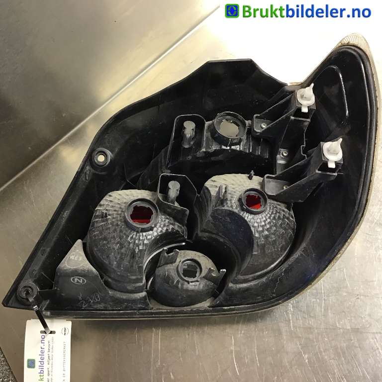 Baklykt venstre til Mitsubishi Outlander 2003-2006 (Type I) (MITSUBISHI|8330A049|220-87685|)