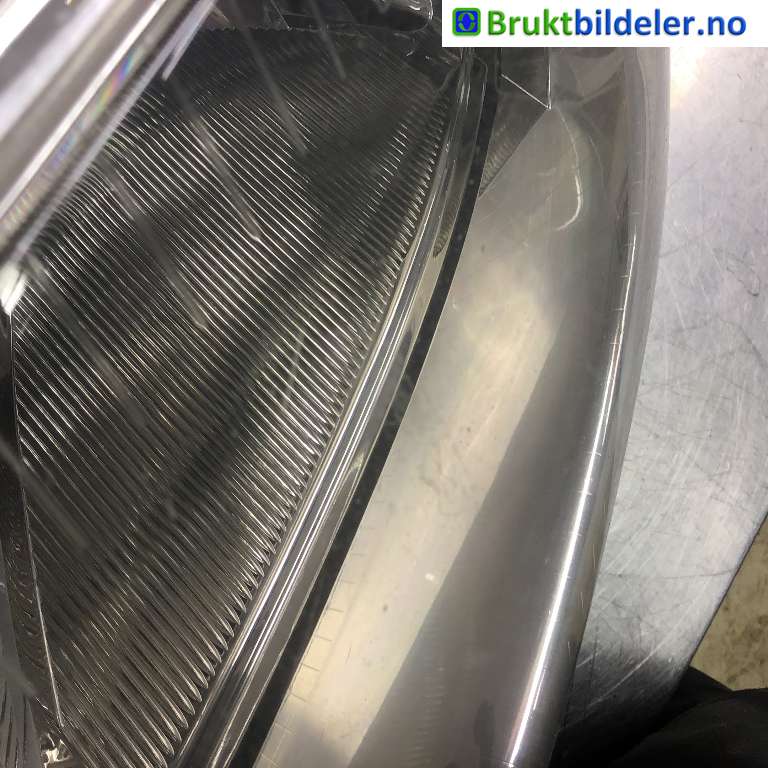 Frontlykt venstre halogen til VW Transporter / Caravelle 2003-2009 (Fase 1) (T5) (T5) (VOLKSWAGEN|7H1 941 015 J|0 301 191 301|)