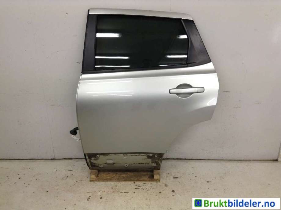 Dør venstre bak til Nissan Qashqai 2007-2010 (Type I, Fase 1) (NISSAN|H2101JD0M0||H2101JD0MC)