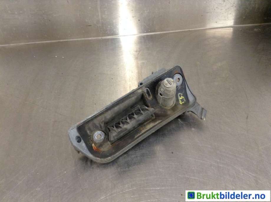 Dørhåndtak utv venstre bak til VW Caddy, 2010-2015 (Type III, Fase 2)  (VOLKSWAGEN|2K0 827 565 H)