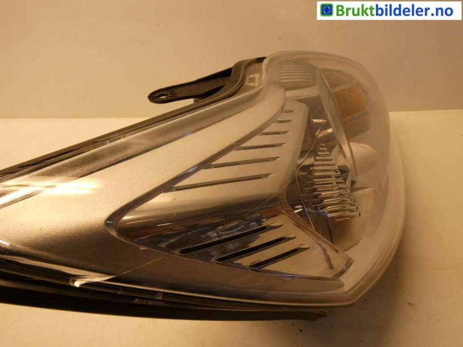 Frontlykt høyre halogen til Ford Focus 2008-2010 (Type II, Fase 2) (FORD|8M51-13100-AC|)