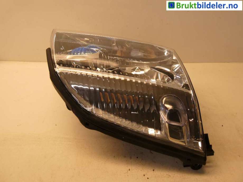 Frontlykt høyre halogen til Nissan X-Trail 2002-2007 (T30) (T30) (NISSAN|260108H70A|)