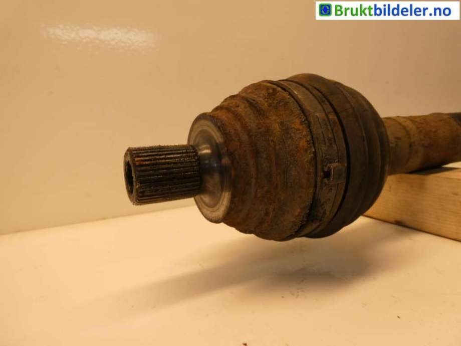 Drivaksel høyre foran til VW Golf, Plus/Cross 2005-2009 (Fase 1) (VOLKSWAGEN|5Q0 407 272 FF||1K0 407 272 CC)