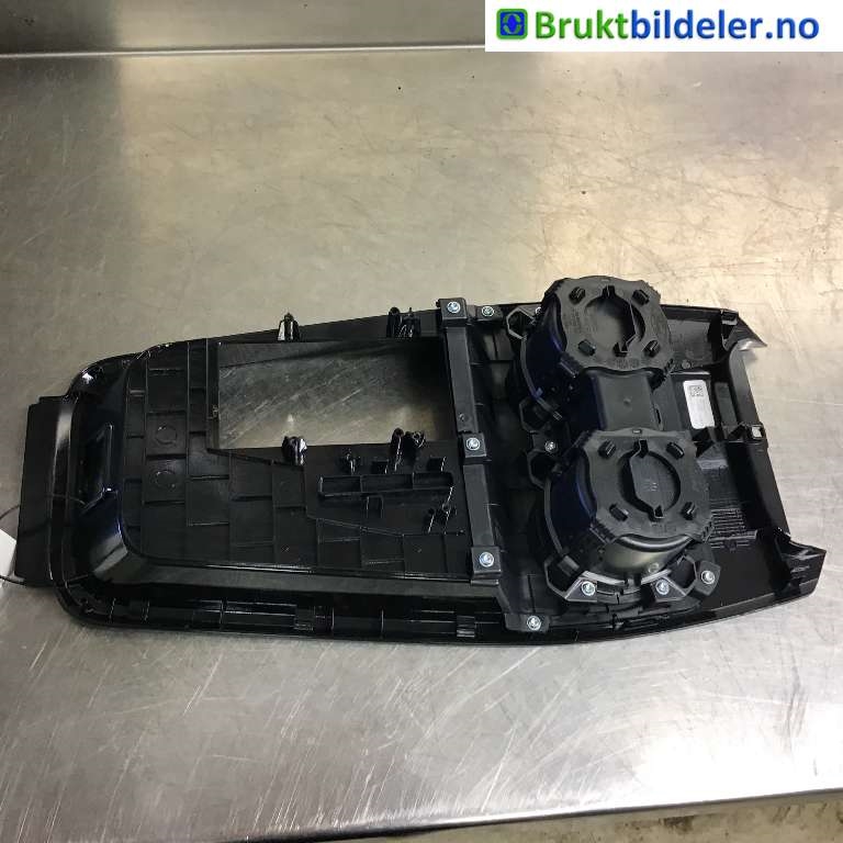 Dashbord koppholder til Ford Mustang Mach-e 2020-->>  (FORD|LJ8B-R13560-AB3JA6|M0071460-JA6|)