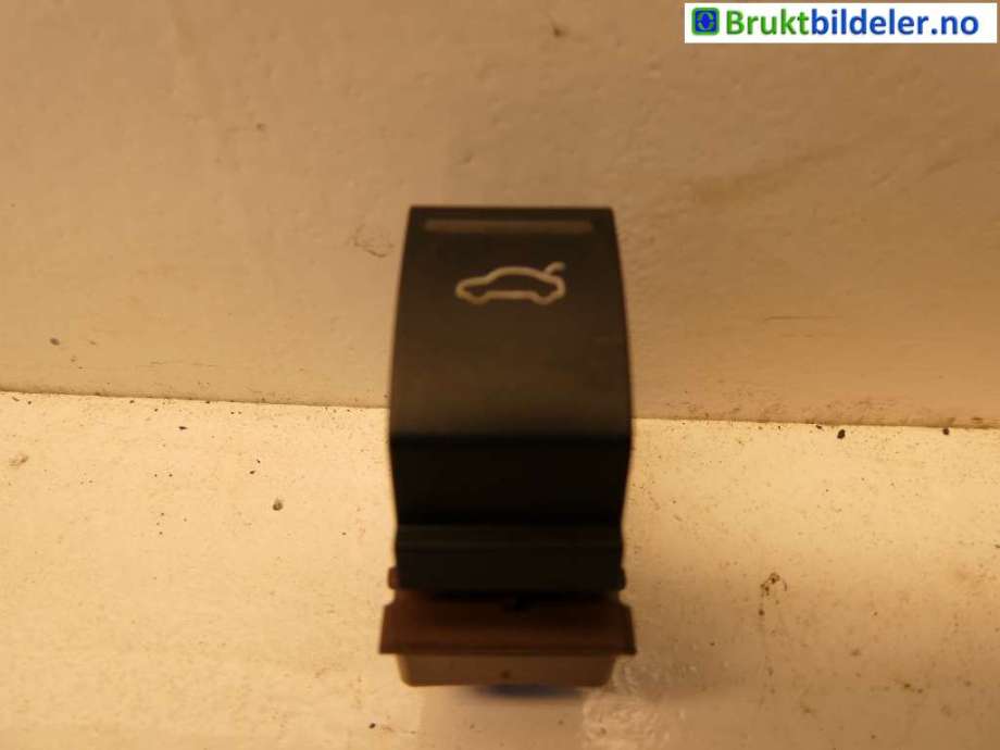 Bryter baklukeåpner til VW Passat, 2011-2015 (B7) (B7) (VOLKSWAGEN|3AA 959 831)