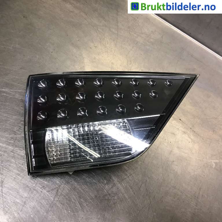 Baklykt venstre indre til Mitsubishi Outlander, 2010-2012 (Type II, Fase 2)  (MITSUBISHI|8331A005)