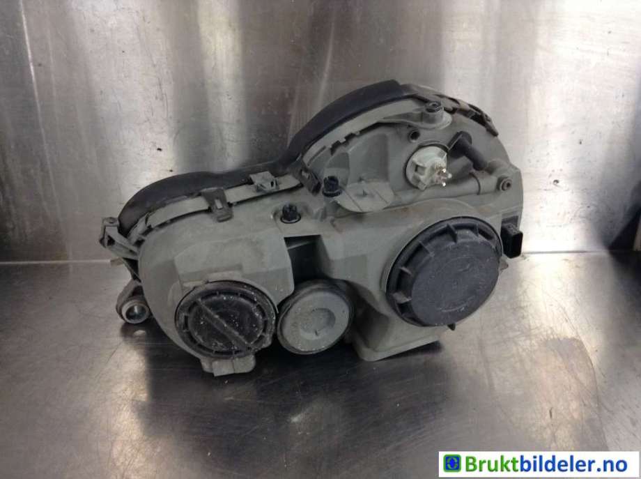Frontlykt høyre halogen til Mercedes E-Klasse 2000-2002 (Fase 2) (W210) (W210) (MERCEDES|A 210 820 30 61|)