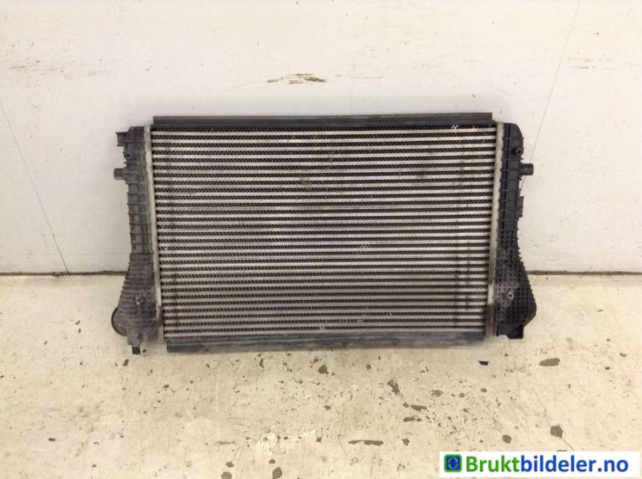 Intercooler til VW Caddy, 2010-2015 (Type III, Fase 2)  (VOLKSWAGEN|1K0 145 803 BM)