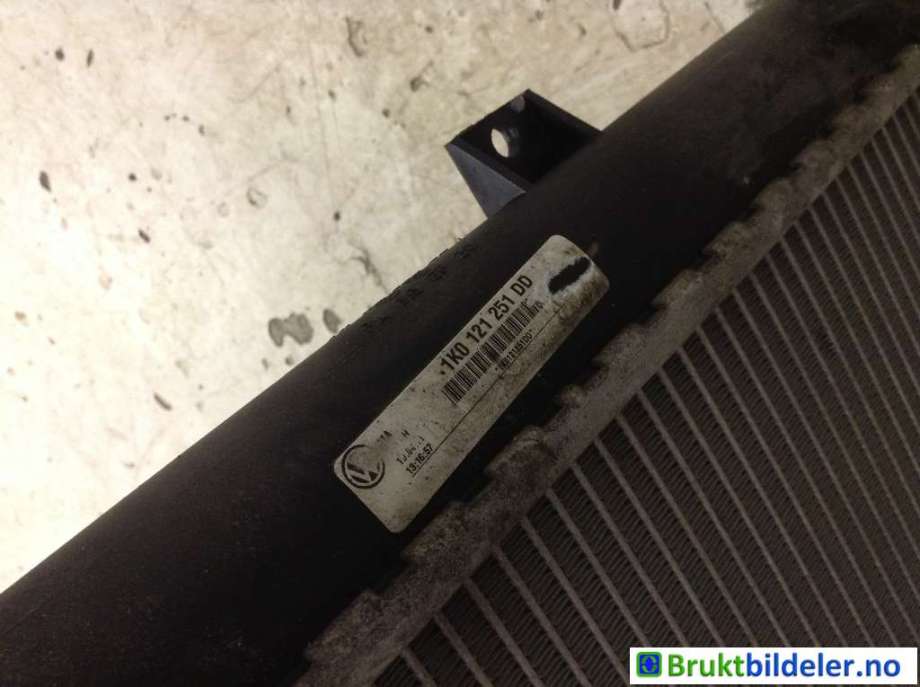 Radiator (automat gir) til VW Caddy 2010-2015 (Type III, Fase 2)  (VOLKSWAGEN|1K0 121 251 DD|)