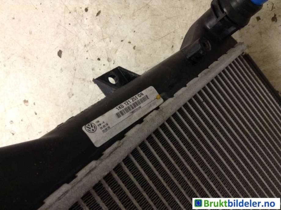 Radiator (automat gir) til VW Scirocco 2008-2013 (VOLKSWAGEN|1K0 121 251 DN|)
