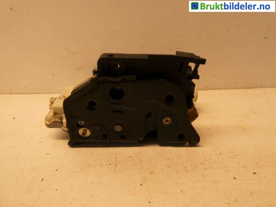 Låsekasse høyre bak til VW Passat 2005-2010 (B6) (B6) (VOLKSWAGEN|3C4 839 016 A|)