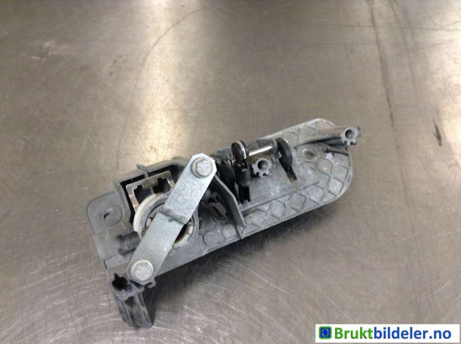 Dørhåndtak utv venstre bak til VW Caddy 2010-2015 (Type III, Fase 2)  (VOLKSWAGEN|2K0 827 565 H|)
