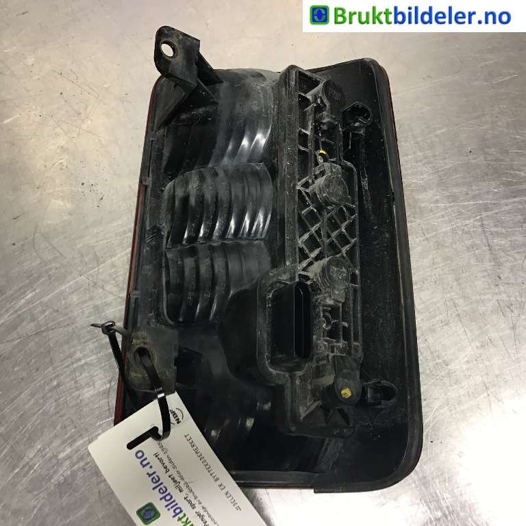 Baklykt venstre til VW Caddy 2010-2015 (Type III, Fase 2)  (VOLKSWAGEN|2K0 945 111 A|)
