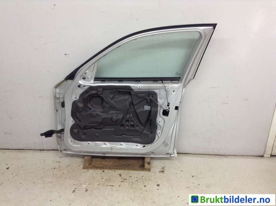Dør høyre foran til BMW 1-Serie 2004-2011 (E81/E82/E87/E88) (E81/E82/E87/E88) (BMW|41 51 5 A2A 382|)
