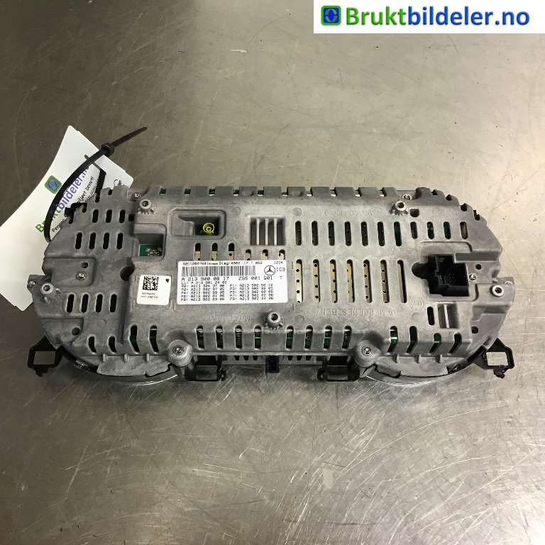 Instrumentpanel til Mercedes E-Klasse 2016-2023 (W213) (W213) (MERCEDES|A 213 900 08 17|A2C12807601|ZGS 001 Q01)